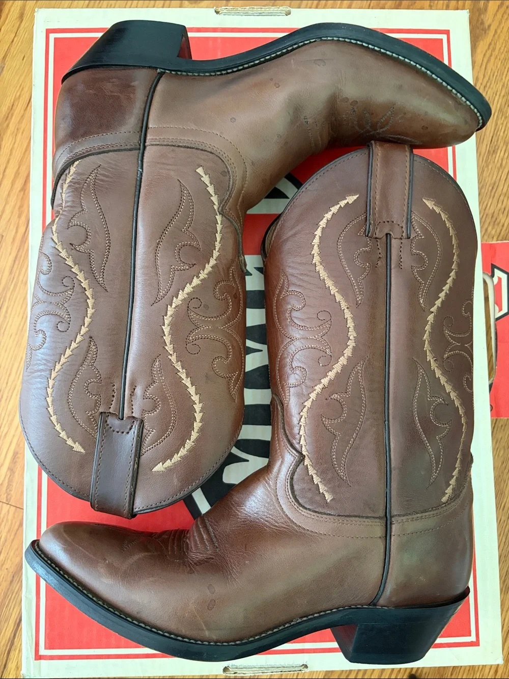 Justin Boots Brown Leather Western Cowboy Boots with Embroidery. Size: 7.5